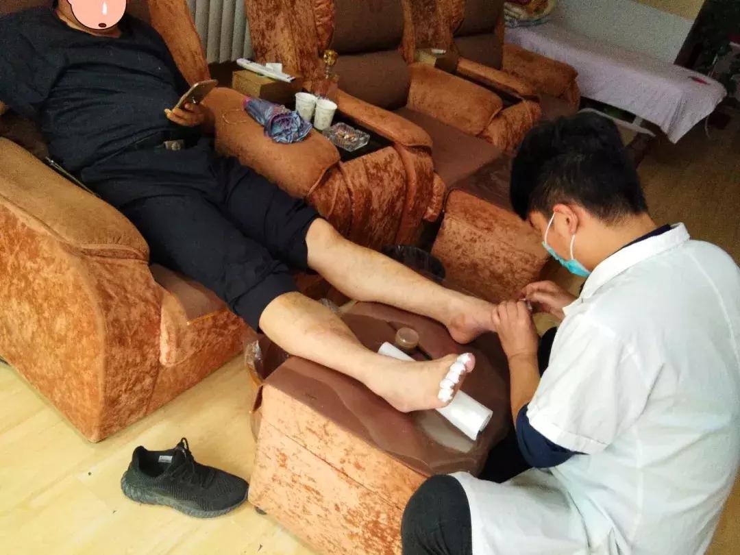 修脚师的“工匠精神”，你一定会感动！