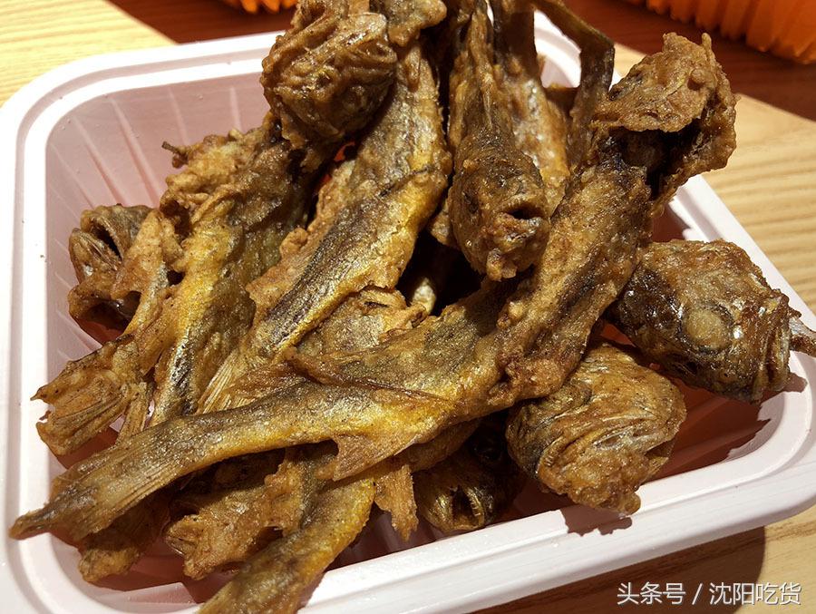 从这里打包4盒炒菜，回家路上，我没忍住偷吃了好几口！