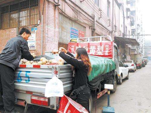 小货车卖水果现状,开小货车拉水果到处叫卖赚钱吗