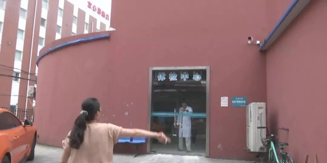 无锡一民营医院大厅被堆黄沙大门被封住权属纠纷引发矛盾