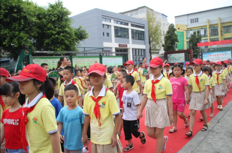 小学开学啦元气满满迎接新学期,开学了同学们都很热情