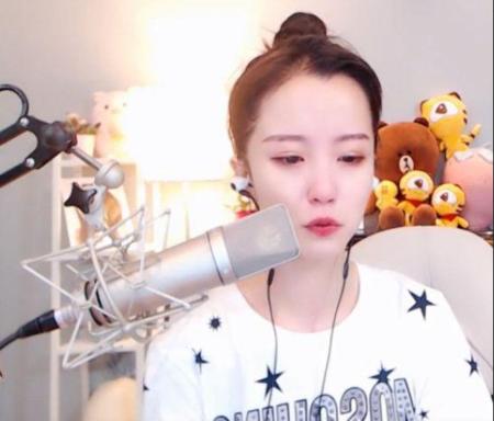 莉哥直播哭的那段视频,莉哥直播痛哭回应