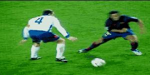 足球极限变向过人,足球场上最实用的变向过人