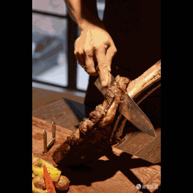 每天都有大量肉食动物到昆明废旧工厂，狂啃50CM高的火焰战斧牛排