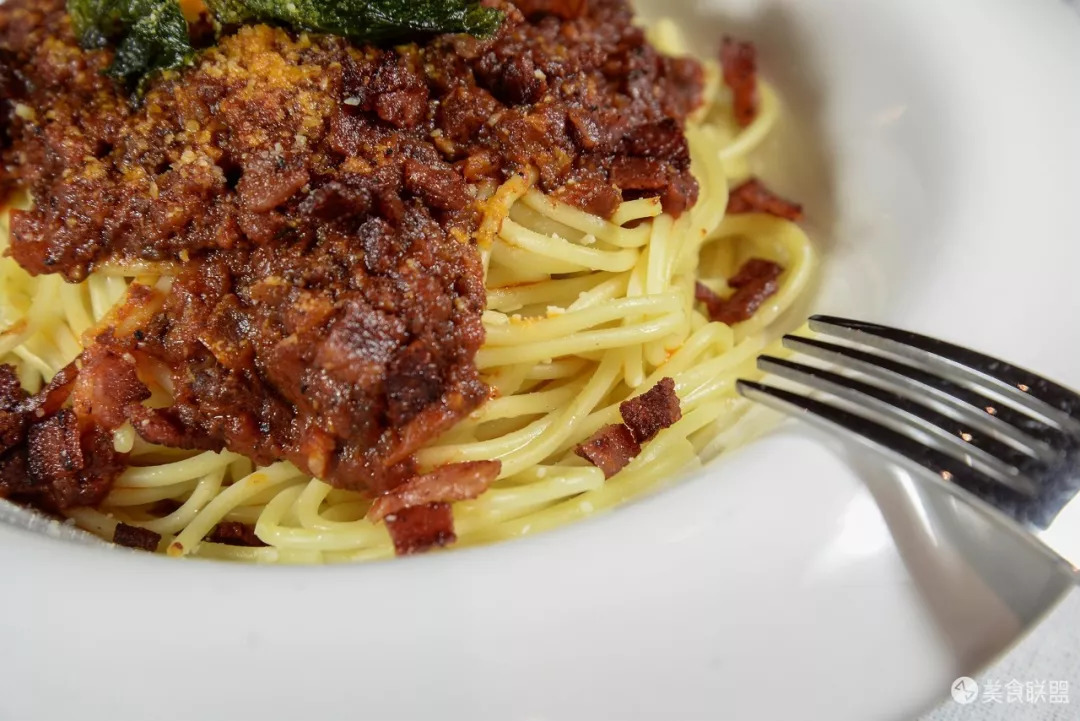 每天都有大量肉食动物到昆明废旧工厂，狂啃50CM高的火焰战斧牛排