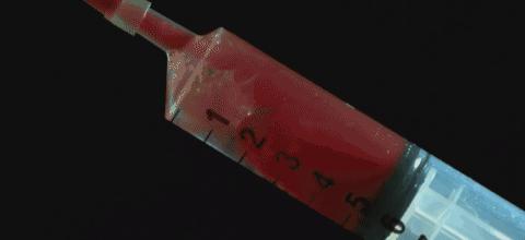 明明是科普纪录片，主持人却用自己的血做起了“暗黑美食”