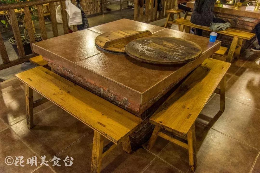 藏在昆明老厂房里的柴火鸡，一款酱料价值百万，连续排队5年