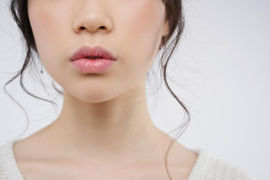 涂口红后嘴唇变黑什么原因,劣质口红导致唇色变黑怎么解决