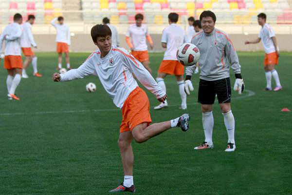 他是*疆新**首位上场国脚！8年前即入选国家队，现已成中超球队队长