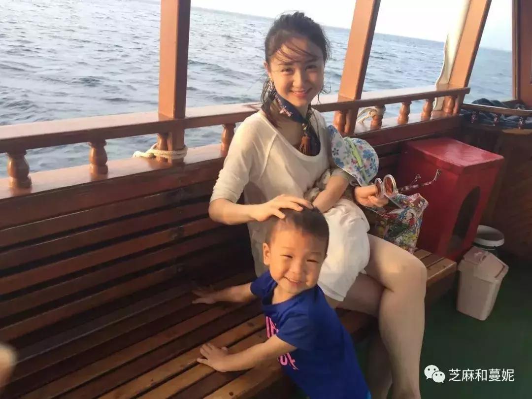 带两个孩子出去的妈妈,带两个孩子的妈妈去旅行