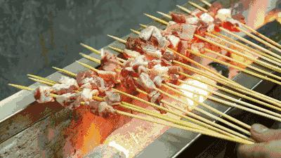 晚上烧烤人气爆棚的一家烧烤店,一到晚上就火爆的烧烤店