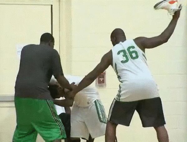 巴克利嘲讽奥尼尔生涯后期得分,奥尼尔为什么会和巴克利冲突