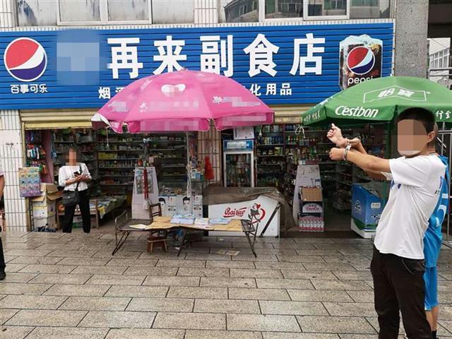 男子买香烟套路,男子用买到假烟套路