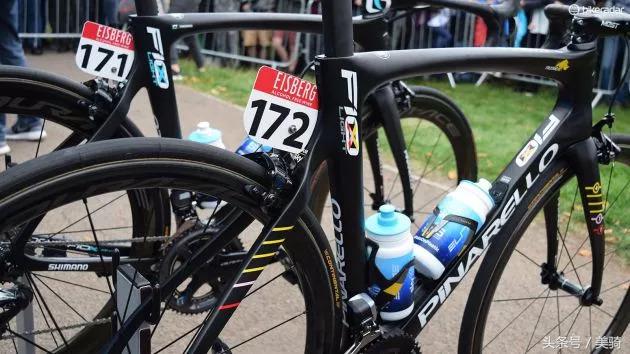 器材盛宴环英国上的车手战车