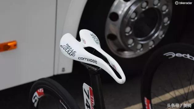 器材盛宴环英国上的车手战车