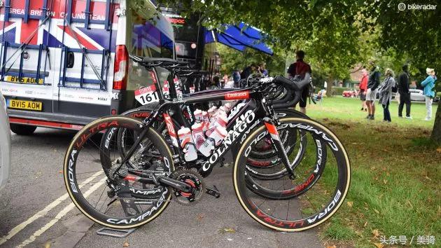 器材盛宴环英国上的车手战车