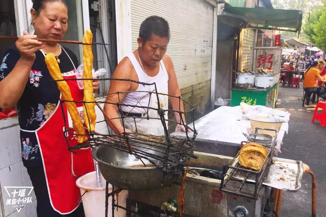 一方天地两柄勺！藏在十堰小区里的这些面窝摊，全靠熟人带路