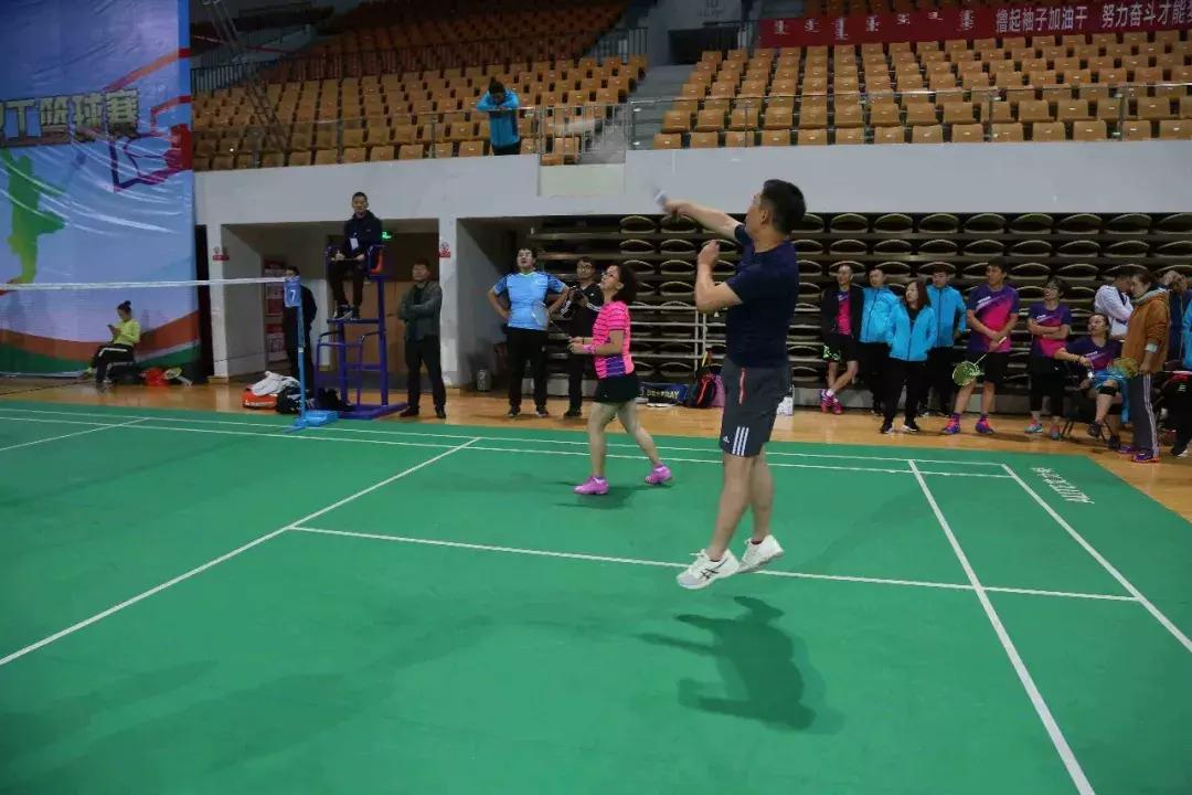 别Young激情，花Young来袭！今天市直机关职工运动会开幕，现场很燃～