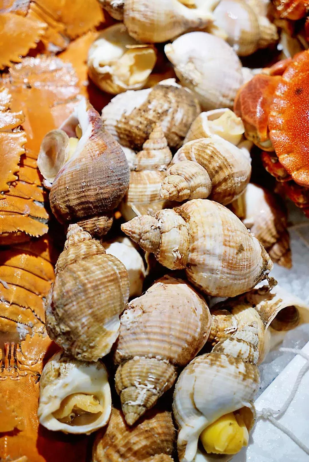 蟹黄味蟹香馥郁入口松脆,蟹黄的肥美鲜香