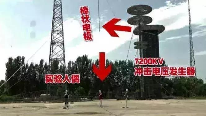 打雷天车里玩手机,打雷时能玩手机吗室内