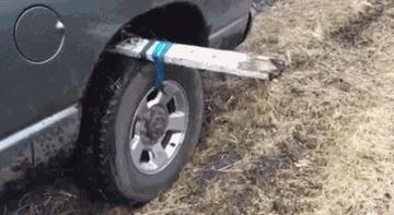 车子陷到地里出不来怎么办,车子陷在泥里出不来怎么办