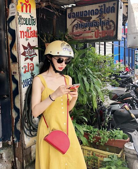 高圆圆穿玫红大衣,高圆圆推荐斐乐老花连衣裙