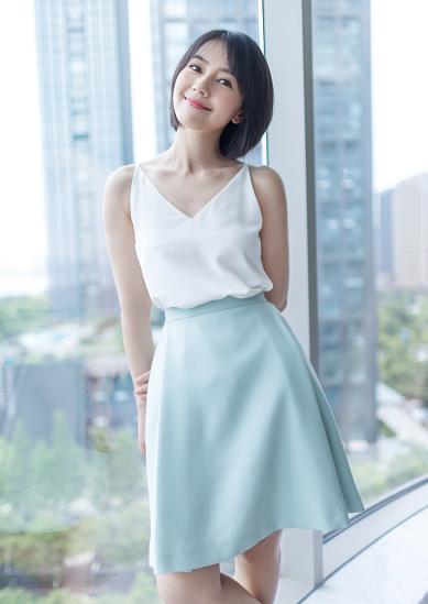 高圆圆穿玫红大衣,高圆圆推荐斐乐老花连衣裙