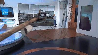 主持人如何播报天气预报,天气预报男主持人实时播报