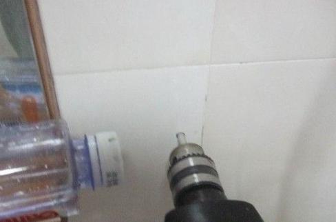 瓷砖打孔打裂了用什么修复教程,瓷砖打1cm孔