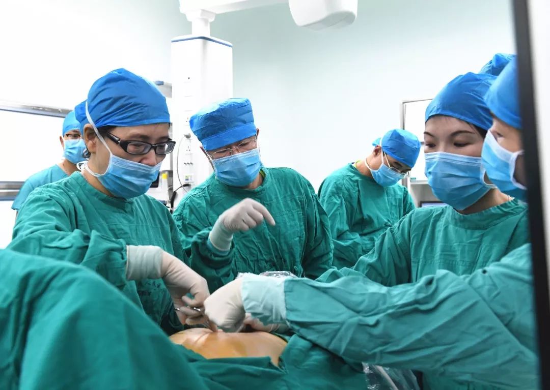 隔着肚皮给胎儿做手术,胎儿在肚子里做心脏手术