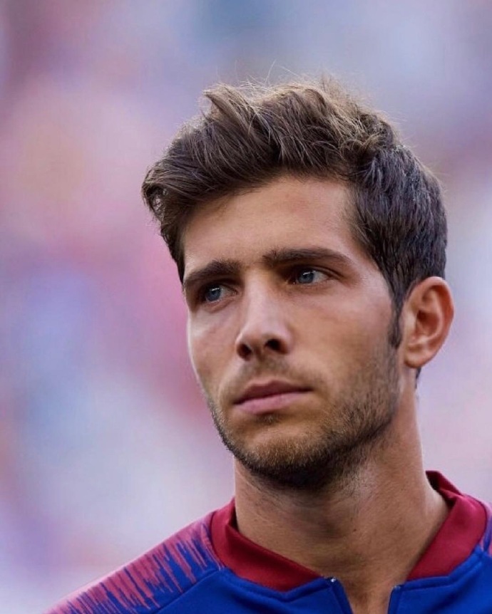 梅西本周终于剃掉了大胡子,最新训练照中梅西仍有胡子