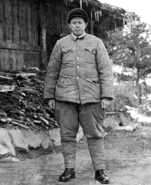 这位开国少将是颜回的后裔，自己孩子饿肚子，把粮食分给别人孩子