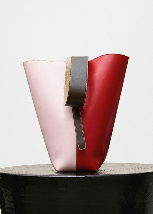 如果你是CELINE的老板会因为换了设计师就不卖自家爆款了吗？