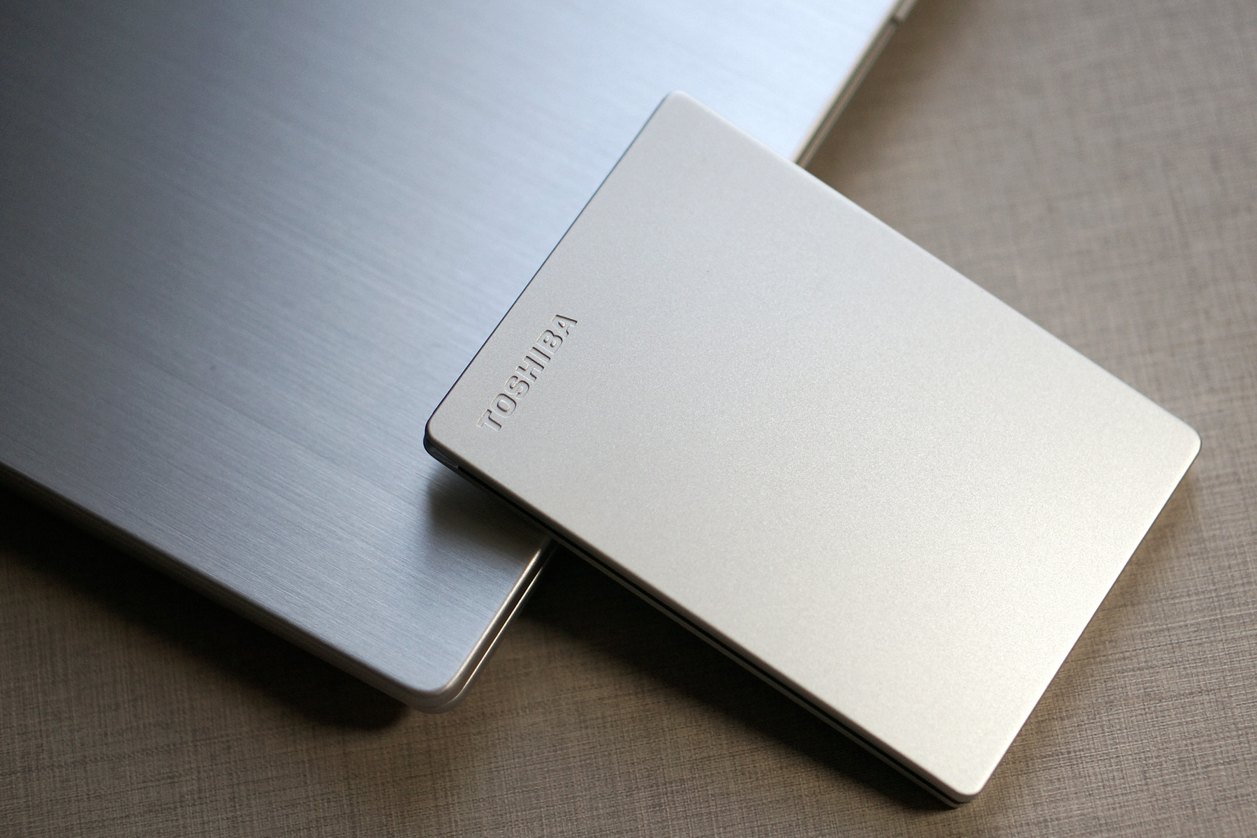 极致轻薄商务首选:东芝CANVIO™SLIM移动硬盘体验