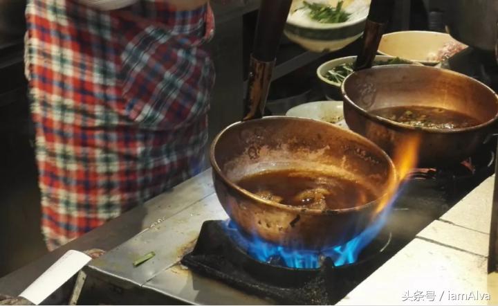 简单介绍一下云南过桥米线,云南特色美食过桥米线和酸辣米线