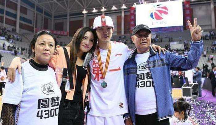 cba最强控卫郭艾伦,郭艾伦右手骨折