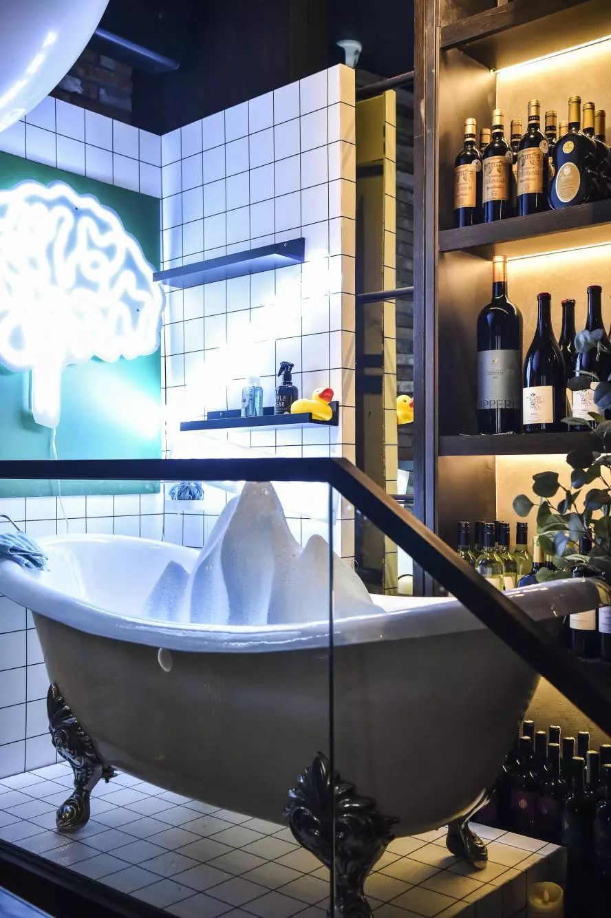 这只“大公鸡”一开业就王炸，5000瓶限量好酒碾压沙雕土豪！