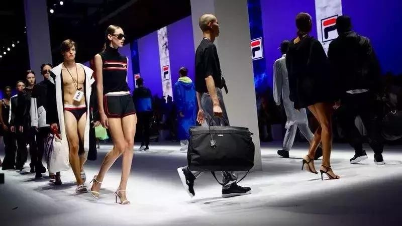 人手一件的FILA品牌，到底是怎么火的？