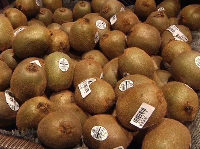 16岁男孩吃猕猴桃有什么危害不,小伙子不小心吃猕猴桃视频