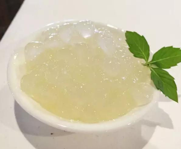 烧仙草黑凉粉和龟苓膏有什么区别,烧仙草龟苓膏白凉粉哪个更有营养