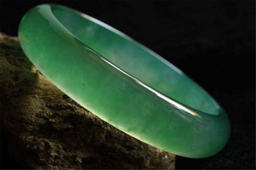 女子拿玉去鉴宝专家说是假的,女子拿金钗去鉴宝视频专家打脸