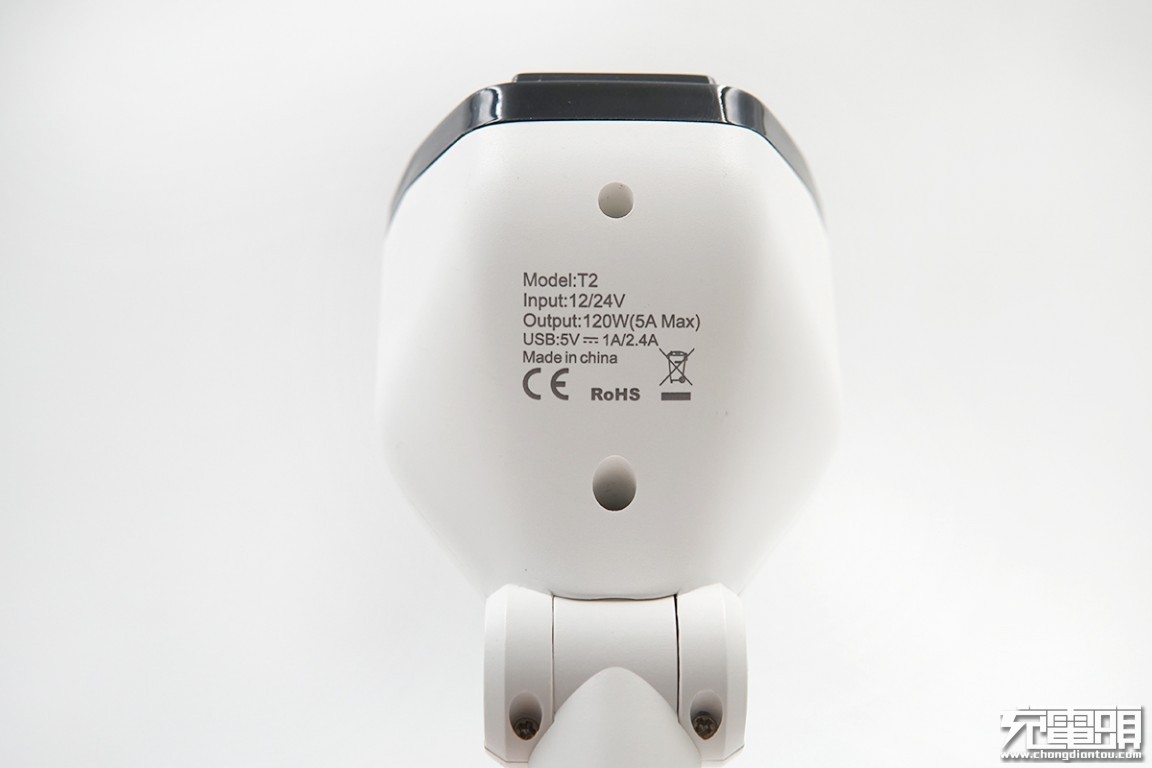 这款车充的设计怎么越看越奇怪