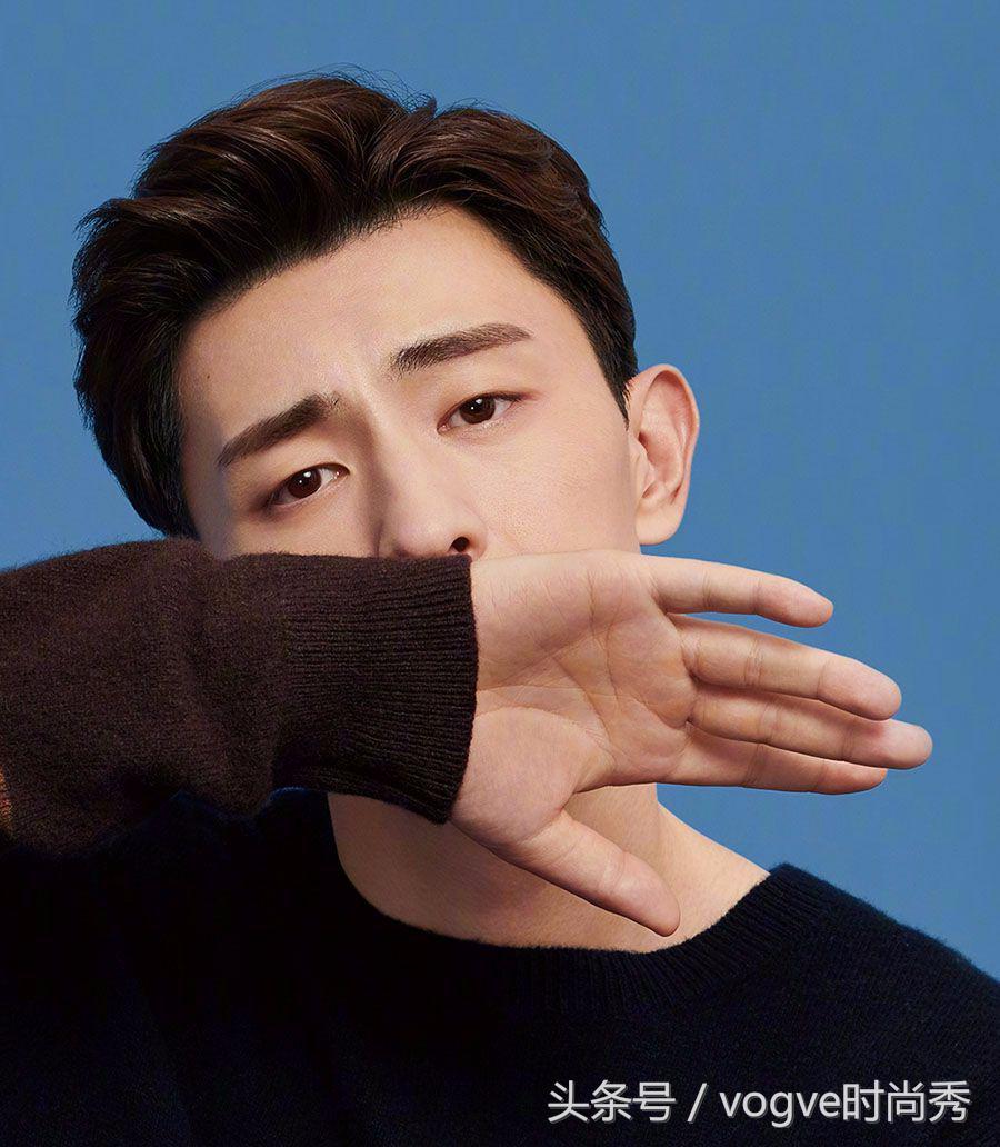 邓伦国庆节前换新发型，开启秋装模式的他颜值爆表