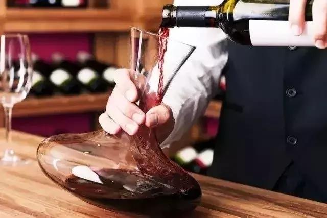 如何挑选好的红酒醒酒器,醒酒器脏了如何清洗方便呢