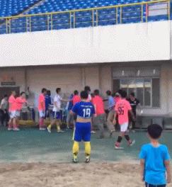 黑人外援做不雅手势惨遭多人围殴，桂林业余比赛上演数十人大战