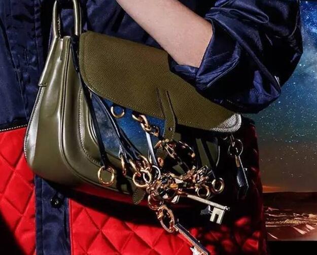 普拉达杀手包有多重,普拉达杀手包有肩带吗