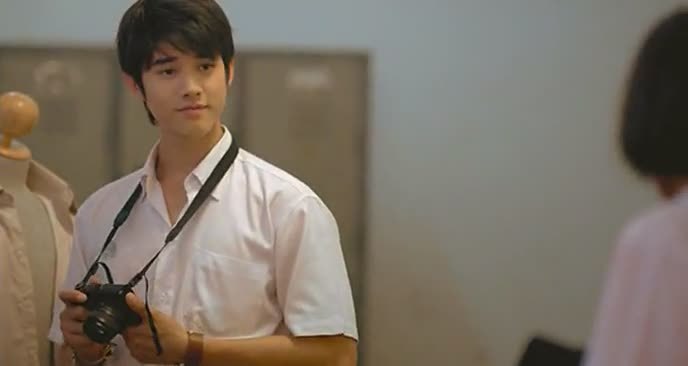 女孩为了心爱的王子，从丑小鸭变成白天鹅，男孩却选择了爱情