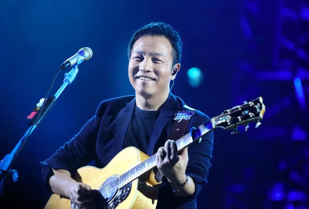 许巍老了多了份沧桑感,许巍是个历经沧桑又怎么样的人