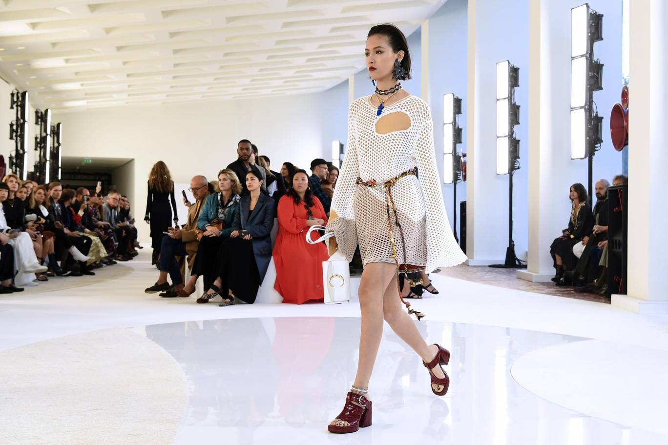 唐嫣超短发亮相巴黎时装周,唐嫣时装周看秀造型曝光