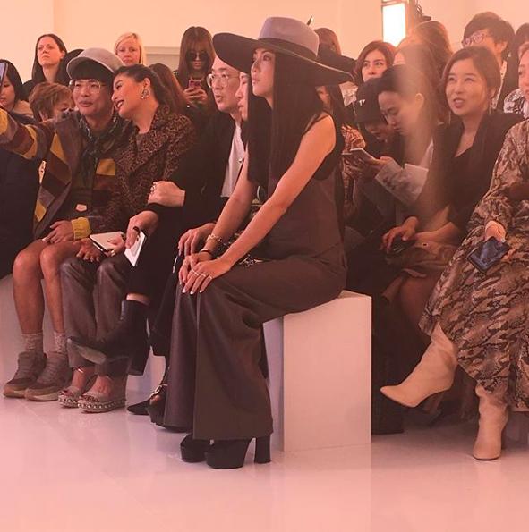 唐嫣超短发亮相巴黎时装周,唐嫣时装周看秀造型曝光